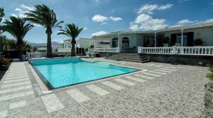 FRONT LINE – Luxury villa in Puerto Calero
