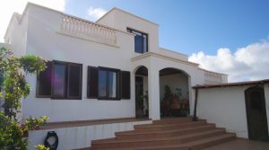 Freistehendes Haus in ländlicher Umgebung mit Blick auf das Meer und El Risco de Famara